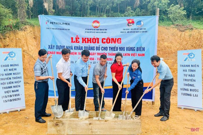  "Mỗi công trình, phần việc của tuổi trẻ đều mang ý nghĩa thiết thực, góp phần thay đổi diện mạo nông thôn, đồng thời tạo động lực để người dân chung tay xây dựng quê hương. Đặc biệt, công trình an sinh như nhà nhân ái là nguồn động viên lớn đối với các gia đình và thiếu nhi có hoàn cảnh khó khăn trên địa bàn", chị Phạm Thị Sâm - Bí thư Đoàn xã Sơn Kim 1 cho biết. 