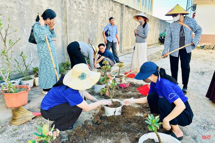 Song song với đó, các cấp bộ Đoàn còn triển khai nhiều hoạt động hưởng ứng chương trình "Không sử dụng nhựa một lần" như đổi rác thải nhựa lấy cây xanh, đồ dùng học tập; tuyên truyền, hướng dẫn người dân phân loại và xử lý rác thải tại nguồn; ra mắt các công trình "Sáng - xanh - sạch - đẹp", mô hình chống rác thải nhựa; tái chế rác thải nhựa thành đồ dùng học tập, đồ chơi cho thiếu nhi.