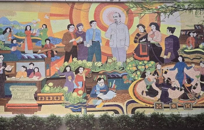 Tranh gốm mosaic "Văn hóa soi đường cho quốc dân đi" dài 7m trong khuôn viên trường Đại học Văn hóa Hà Nội. (Ảnh: Minh Anh/Vietnam+)