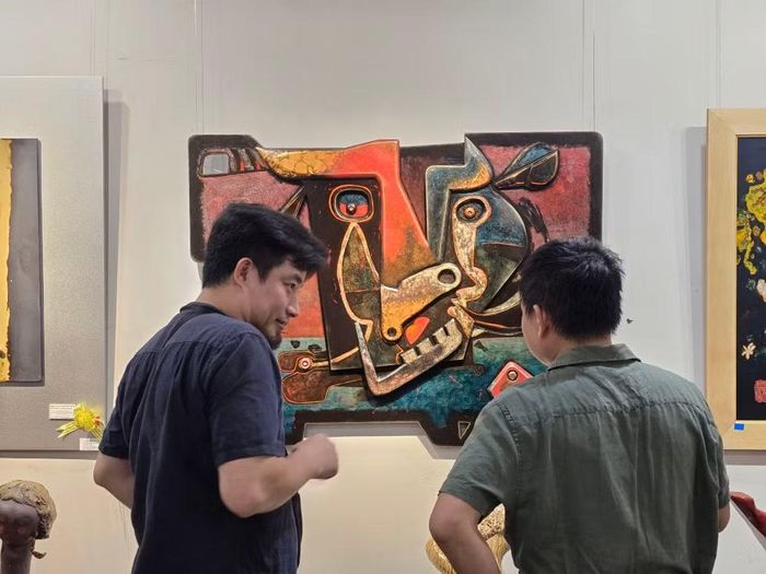 "Chọi trâu" của Phạm Hoàng Tuân (trái). (Ảnh: Minh Anh/Vietnam+)