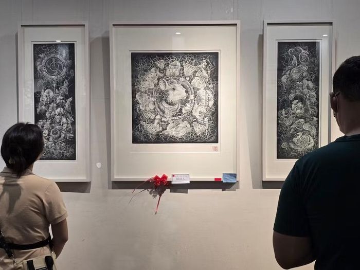 Bộ tranh đoạt giải A "Kẻ thao túng thời gian" của họa sỹ Đỗ Hữu Quyết. (Ảnh: Minh Anh/Vietnam+)
