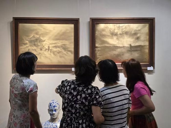 Tranh vàng "Thả lưới" và "Yên Tử" của tác giả Thiên Hải. (Ảnh: Minh Anh/Vietnam+)