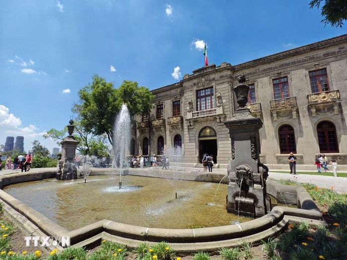Mặt trước lâu đài Chapultepec với kiến trúc nổi bật trên đỉnh đồi giữa công viên cùng tên. (Ảnh: Phương Lan/TTXVN)