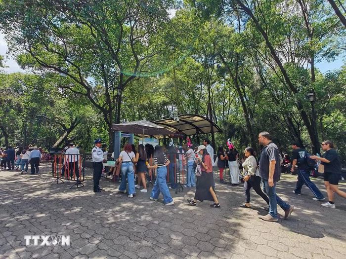 Đông đảo du khách xếp hàng tại cổng để lên tham quan lâu đài Chapultepec. (Ảnh: Phương Lan/TTXVN)