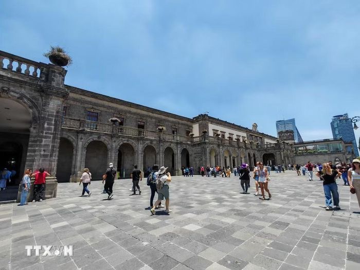 Khuôn viên sân xung quanh lâu đài Chapultepec. (Ảnh: Phương Lan/TTXVN)