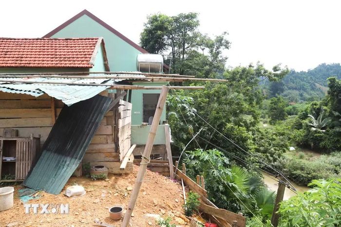 Những ngôi nhà nằm cheo leo sát bên mép bờ suối là hình ảnh đáng lo ngại về nguy cơ mất an toàn tại nhiều bản của xã Nga My, tỉnh Nghệ An. (Ảnh: Xuân Tiến/TTXVN)