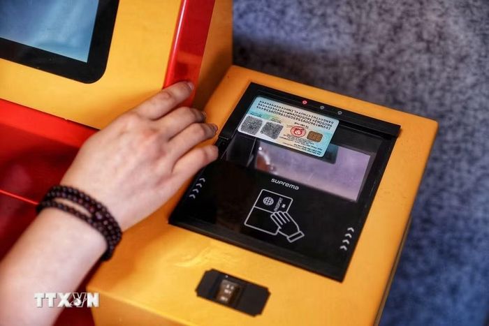 Người dân sử dụng căn cước để xác thực thông tin tại Kiosk “Trạm Cảnh sát thông minh”. (Ảnh: Phạm Tuấn Anh/TTXVN)