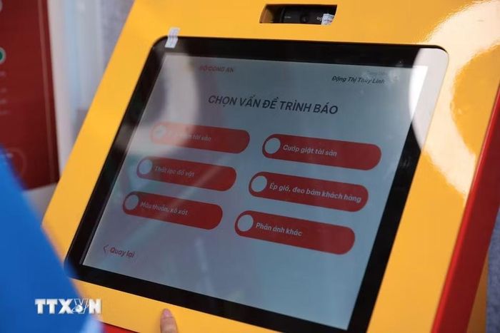 Giao diện chức năng “Trình báo, phản ánh” trên Kiosk “Trạm Cảnh sát thông minh”, cho phép người dân lựa chọn các nhóm vấn đề cần phản ánh như mất trộm, cướp giật tài sản, thất lạc đồ vật, mâu thuẫn, xô xát… (Ảnh: Phạm Tuấn Anh/TTXVN)
