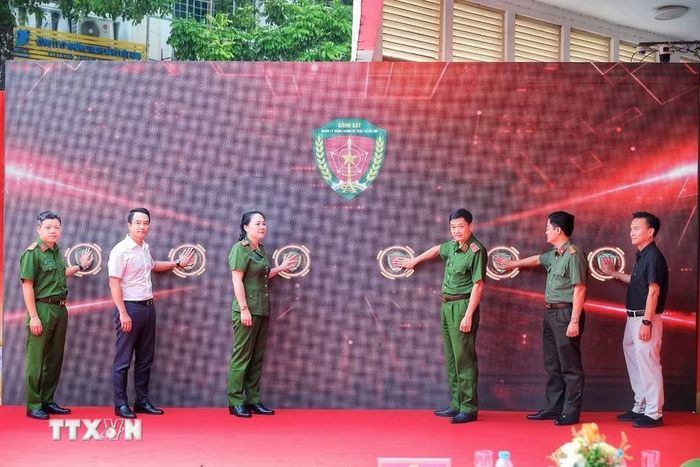 Các đại biểu thực hiện nghi thức ra mắt triển khai thí điểm mô hình Kiosk “Trạm Cảnh sát thông minh”. (Ảnh: Phạm Tuấn Anh/TTXVN)