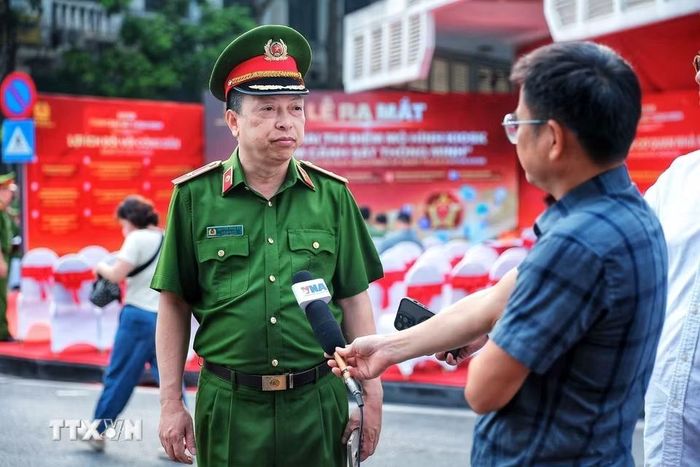 Thiếu tướng Nguyễn Hồng Ky, Phó Giám đốc Công an thành phố Hà Nội trả lời phỏng vấn về việc triển khai thí điểm mô hình Kiosk “Trạm Cảnh sát thông minh”. (Ảnh: Phạm Tuấn Anh/TTXVN)