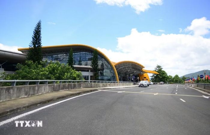 Phía trước nhà ga hành khách của Sân bay Liên Khương đã hoàn thành chỉnh trang, tổng vệ sinh sạch sẽ. (Ảnh: Nguyễn Dũng/TTXVN)