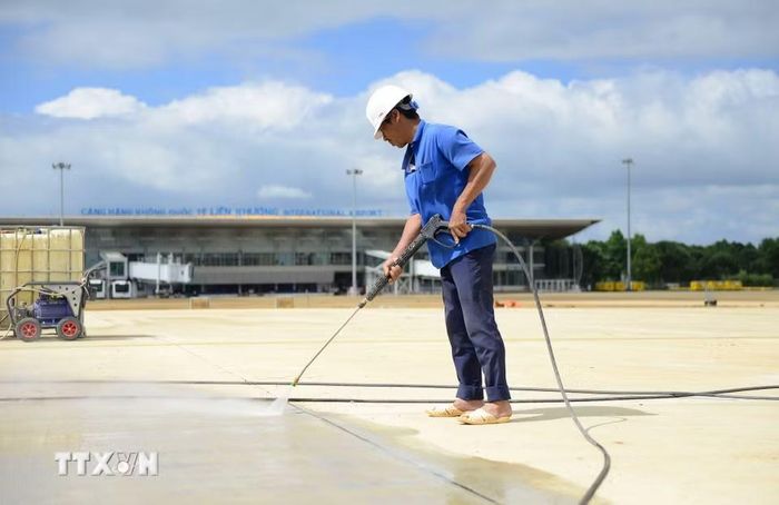 Sau khi hoàn thiện các hạng mục chính, đội ngũ công nhân tiếp tục triển khai công tác tổng vệ sinh để chuẩn bị cho ngày Sân bay Liên Khương hoạt động trở lại. (Ảnh: Nguyễn Dũng/TTXVN)