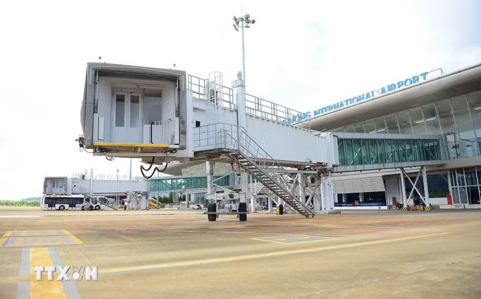 Hệ thống cầu thang dẫn từ cửa máy bay đến khu vực nhà ga sẵn sàng cho ngày Sân bay Liên Khương tái hoạt động. (Ảnh: Nguyễn Dũng/TTXVN)