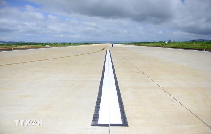 Đường cất hạ cánh dài hơn 3km với công nghệ bêtông mới, sẵn sàng đón các dòng tàu bay thân rộng hiện đại như Airbus A350, Boeing 787. (Ảnh: Nguyễn Dũng/TTXVN)