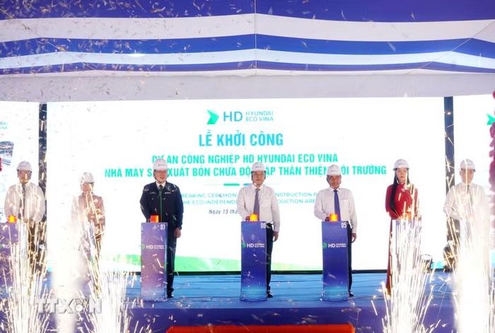 Nghi thức bấm nút khởi công dự án. (Ảnh: Lê Phước Ngọc/TTXVN)