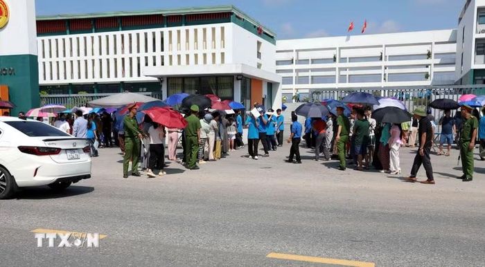 Các thí sinh ra về sau khi hoàn thành bài thi. (Ảnh: Quang Cường/TTXVN)