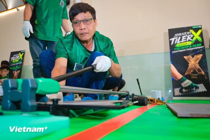 Thông qua các vòng thi lý thuyết và thực hành, thí sinh không chỉ được đánh giá về kỹ năng thi công mà còn có cơ hội củng cố kiến thức về vật liệu, quy trình thi công và các yêu cầu kỹ thuật trong thực tế. (Ảnh: Hoài Nam/Vietnam+)