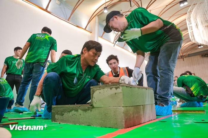 Cuộc thi không chỉ tạo ra một sân chơi chuyên môn cho người thợ, mà còn góp phần thúc đẩy việc chia sẻ kiến thức và kinh nghiệm, từ đó cùng nâng cao chất lượng thi công trên thị trường. (Ảnh: Hoài Nam/Vietnam+)