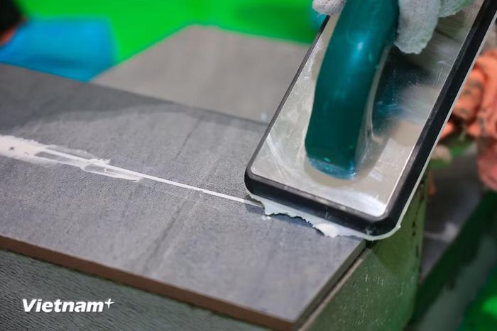Đây là những khu vực đòi hỏi người thợ phải có kiến thức và kỹ năng thi công đồng bộ, từ xử lý bề mặt, chống thấm, bố trí và căn chỉnh gạch đến lựa chọn vật liệu, thi công keo dán gạch, chà ron và hoàn thiện bề mặt. (Ảnh: Hoài Nam/Vietnam+)