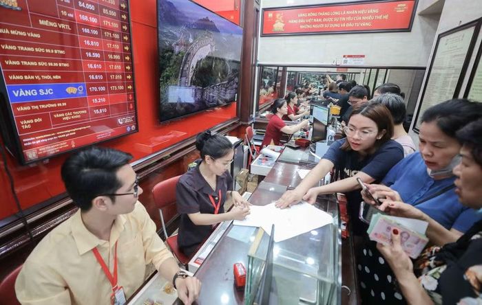 Khoảng cách thu hẹp cũng giúp giảm rủi ro cho người mua vàng. (Ảnh: TTXVN)