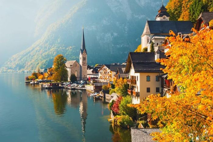Làng cổ Hallstatt lãng mạn trong sắc lá vàng. (Nguồn ảnh: Vietravel)