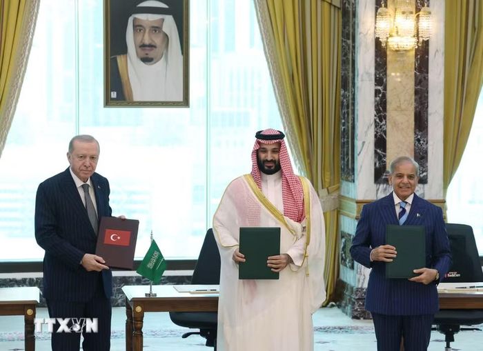 Ngày 7/8/2026, tại thành phố Mecca, Thái tử Saudi Arabia Mohammed bin Salman (giữa) cùng Thủ tướng Pakistan Shehbaz Sharif (phải) và Tổng thống Thổ Nhĩ Kỳ Recep Tayyip Erdogan đã ký hiệp định phòng thủ giữa ba nước. (Ảnh: AA/TTXVN phát)