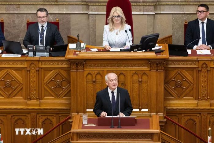 Với 140 phiếu thuận và 6 phiếu chống trong cuộc bỏ phiếu kín, Quốc hội Hungary ngày 11/8/2026 đã bầu ông Andras Baka (phía trước), cựu Chánh án Tòa án Tối cao, làm Tổng thống mới. Phát biểu sau khi được bầu, ông Baka cho rằng tình trạng phân cực sâu sắc trong xã hội và chính trị là một trong những thách thức lớn nhất của Hungary, sau 16 năm dưới sự lãnh đạo của cựu Thủ tướng Viktor Orban. (Ảnh: THX/TTXVN phát)
