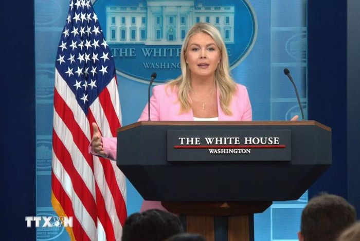 Ngày 12/8/2026, Tổng thống Mỹ Donald Trump thông báo Thư ký Báo chí Nhà Trắng Karoline Leavitt (ảnh) sẽ rời cương vị vào cuối tháng này để dành thêm thời gian cho gia đình, sau khoảng 1 năm rưỡi đảm nhiệm vị trí. Tổng thống Trump cũng cho biết sau khi rời chính quyền, bà Leavitt sẽ tiếp tục giữ vai trò cố vấn cấp cao bên ngoài và là tiếng nói có ảnh hưởng trong đảng Cộng hòa, trong bối cảnh đảng đang chuẩn bị cho cuộc bầu cử giữa nhiệm kỳ vào tháng 11/2026. (Ảnh: THX/TTXVN phát)