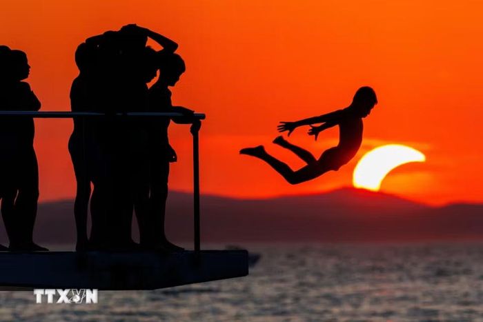 Nhật thực một phần xuất hiện trên bầu trời ở Zadar, Croatia. (Ảnh: THX/TTXVN phát)