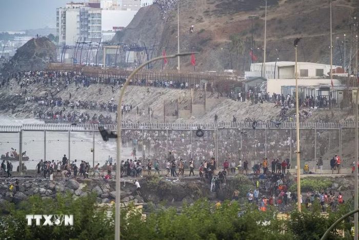 Người di cư tìm cách vào Ceuta bằng cách bơi qua biển hoặc trèo qua tuyến đê chắn sóng dọc bờ biển Fnideq, thị trấn phía Bắc Maroc. (Ảnh: AA/TTXVN phát)