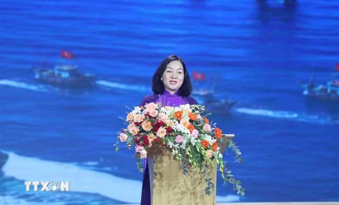 Bà Trương Thị Bích Hạnh, Phó Chủ tịch Thường trực Ủy ban MTTQ Việt Nam Thành phố Hồ Chí Minh, Chủ tịch Hội đồng Quản lý Quỹ “Vì biển đảo quê hương - Vì tuyến đầu Tổ quốc” phát biểu tại chương trình giao lưu nghệ thuật. (Ảnh: Xuân Khu/TTXVN)