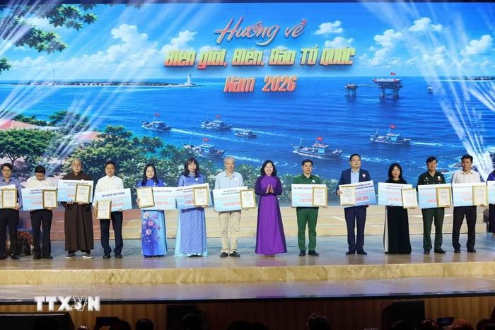 Bà Trương Thị Bích Hạnh, Phó Chủ tịch Thường trực Ủy ban MTTQ Việt Nam Thành phố Hồ Chí Minh, Chủ tịch Hội đồng Quản lý Quỹ “Vì biển đảo quê hương - Vì tuyến đầu Tổ quốc” trao thư cảm ơn và tiếp nhận tượng trưng kinh phí ủng hộ từ đại diện các cơ quan, đơn vị. (Ảnh: Xuân Khu/TTXVN)