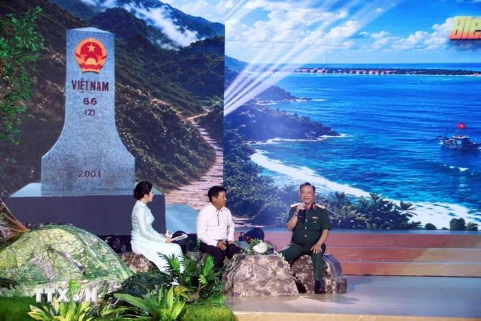 Chương trình giao lưu giữa Thiếu tướng Trần Chí Tâm, Phó Chính ủy Quân khu 7 và người dân biên giới thụ hưởng sự hỗ trợ từ Thành phố Hồ Chí Minh. (Ảnh: Xuân Khu/TTXVN)