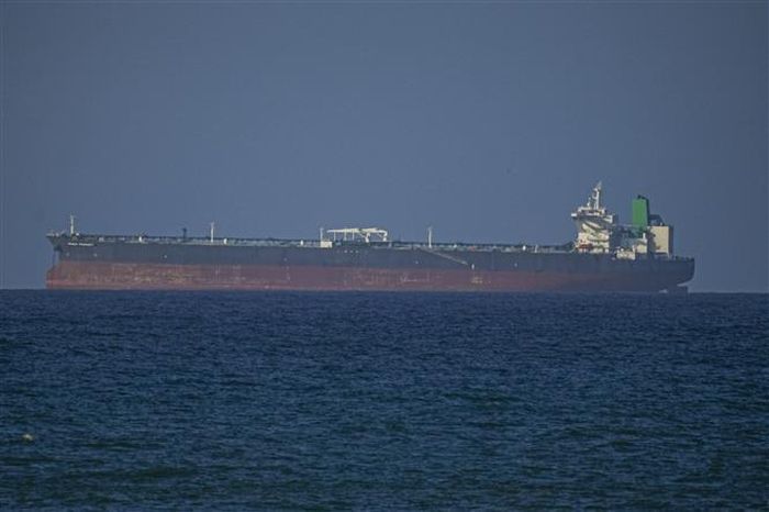 Con tàu di chuyển qua eo biển Hormuz. Ảnh: AA/TTXVN phát