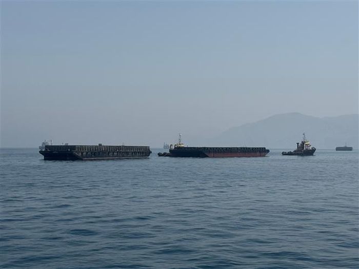 Tàu thương mại chờ đi qua eo biển Hormuz, gần thị trấn Khasab ở miền Bắc Oman, ngày 29/5/2026. Ảnh: THX/TTXVN
