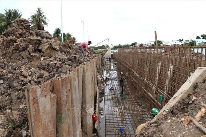Công trình kè chống sạt lở bờ sông Láng Thé kết hợp khán đài đua ghe Ngo (phường Nguyệt Hóa) đang được đẩy nhanh tiến độ để hoàn thành, đưa vào sử dụng trong tháng 9/2026.