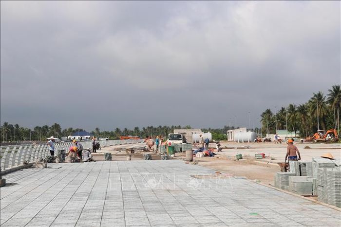 Vỉa hè công trình kè chống sạt lở bờ sông Láng Thé kết hợp khán đài đua ghe Ngo (xã Bình Phú) đang được đẩy nhanh tiến độ để hoàn thành, đưa vào sử dụng trong tháng 9/2026.