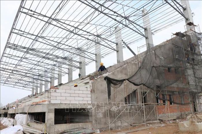 Đơn vị thi công đang đẩy nhanh tiến độ khán đài đua ghe Ngo (xã Bình Phú).