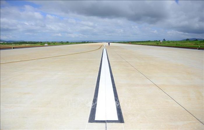 Đường cất hạ cánh dài hơn 3km với công nghệ bê tông mới, sẵn sàng đón các dòng tàu bay thân rộng hiện đại như Airbus A350, Boeing 787. Ảnh: Nguyễn Dũng/TTXVN