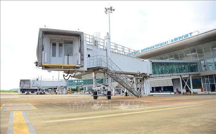 Hệ thống cầu thang dẫn từ cửa máy bay đến khu vực nhà ga sẵn sàng cho ngày Sân bay Liên Khương tái hoạt động. Ảnh: Nguyễn Dũng/TTXVN