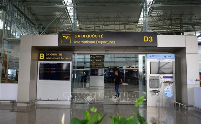 Khu vực phía trong nhà ga hành khách của Sân bay Liên Khương cũng được vệ sinh, trang trí tiểu cảnh, sẵn sàng phục vụ các chuyến bay trong nước và quốc tế. Ảnh: Nguyễn Dũng/TTXVN