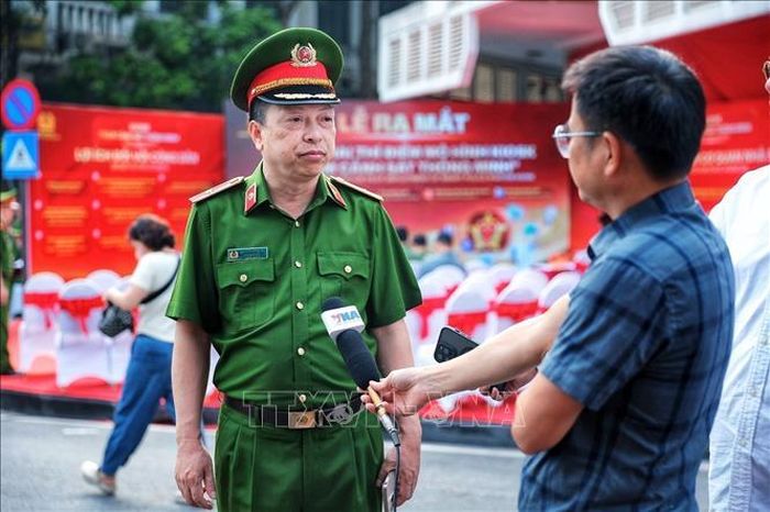 Thiếu tướng Nguyễn Hồng Ky, Phó Giám đốc Công an thành phố Hà Nội trả lời phỏng vấn về việc triển khai thí điểm mô hình Kiosk “Trạm Cảnh sát thông minh”. Ảnh: Phạm Tuấn Anh/TTXVN