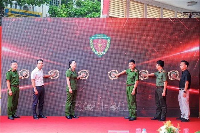 Các đại biểu thực hiện nghi thức ra mắt triển khai thí điểm mô hình Kiosk “Trạm Cảnh sát thông minh”. Ảnh: Phạm Tuấn Anh/TTXVN