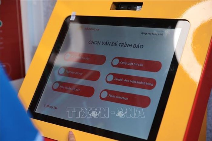 Giao diện chức năng “Trình báo, phản ánh” trên Kiosk “Trạm Cảnh sát thông minh”, cho phép người dân lựa chọn các nhóm vấn đề cần phản ánh như mất trộm, cướp giật tài sản, thất lạc đồ vật, mâu thuẫn, xô xát… Ảnh: Phạm Tuấn Anh/TTXVN