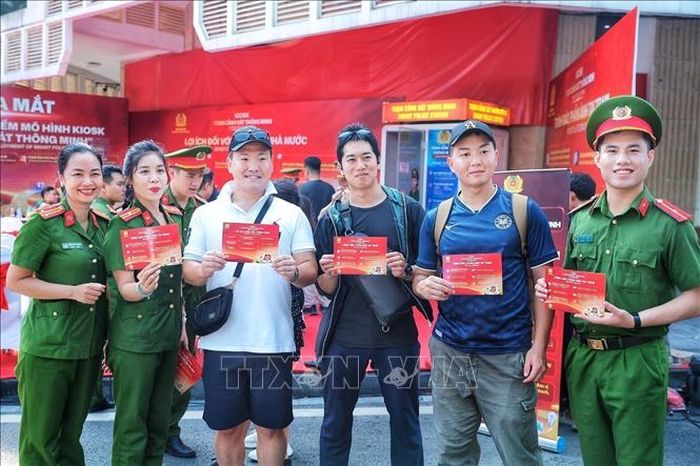 Cán bộ Công an Việt Nam và cảnh sát Nhật Bản chụp ảnh lưu niệm tại khu vực triển khai thí điểm mô hình Kiosk “Trạm Cảnh sát thông minh”. Ảnh: Phạm Tuấn Anh/TTXVN
