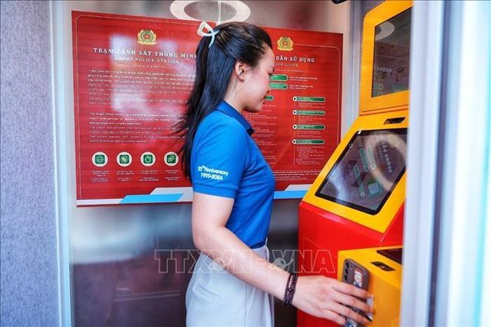 Người dân trải nghiệm Kiosk “Trạm Cảnh sát thông minh” sau khi mô hình được triển khai thí điểm. Ảnh: Phạm Tuấn Anh/TTXVN