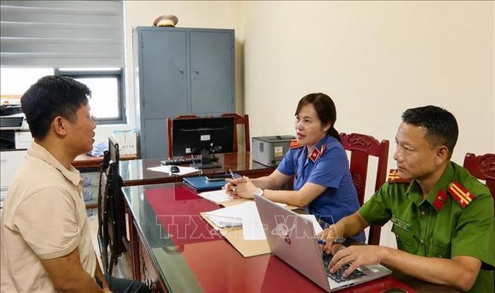 Đối tượng La Đức Long, nhân viên Công ty Cổ phần Xây dựng và Thí nghiệm công trình Miền Trung tại cơ quan công an. Ảnh: TTXVN phát
