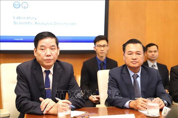 Thượng tướng Nguyễn Văn Gấu làm việc với Cơ quan Kiểm kê Tù binh và Người mất tích thuộc Bộ Chiến tranh Mỹ (DPAA). Ảnh: TTXVN phát