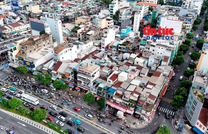 Nhìn từ trên cao, khu vực chợ Gà - chợ Gạo có nhà cửa san sát nhau, ánh sáng khó mà lọt vào bên trong, dẫn đến tình trạng "ban ngày cũng như ban đêm".