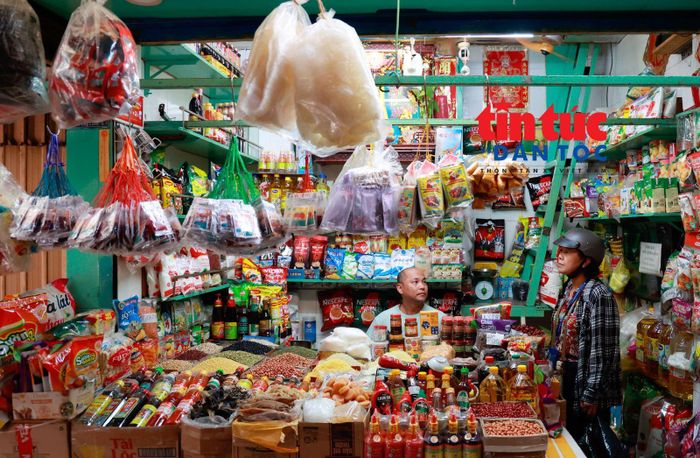 Ông Nguyễn Thanh Hùng, một hộ kinh doanh tạp hóa tại khu vực chợ Gà - chợ Gạo cho biết gia đình đã sinh sống tại đây khoảng 60 năm (khoảng 3 thế hệ)
